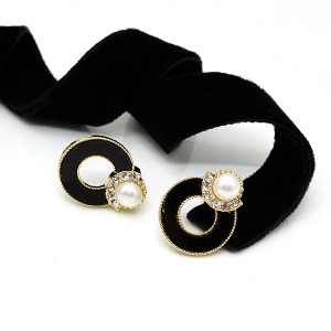黑色 Homaica 珍珠耳環